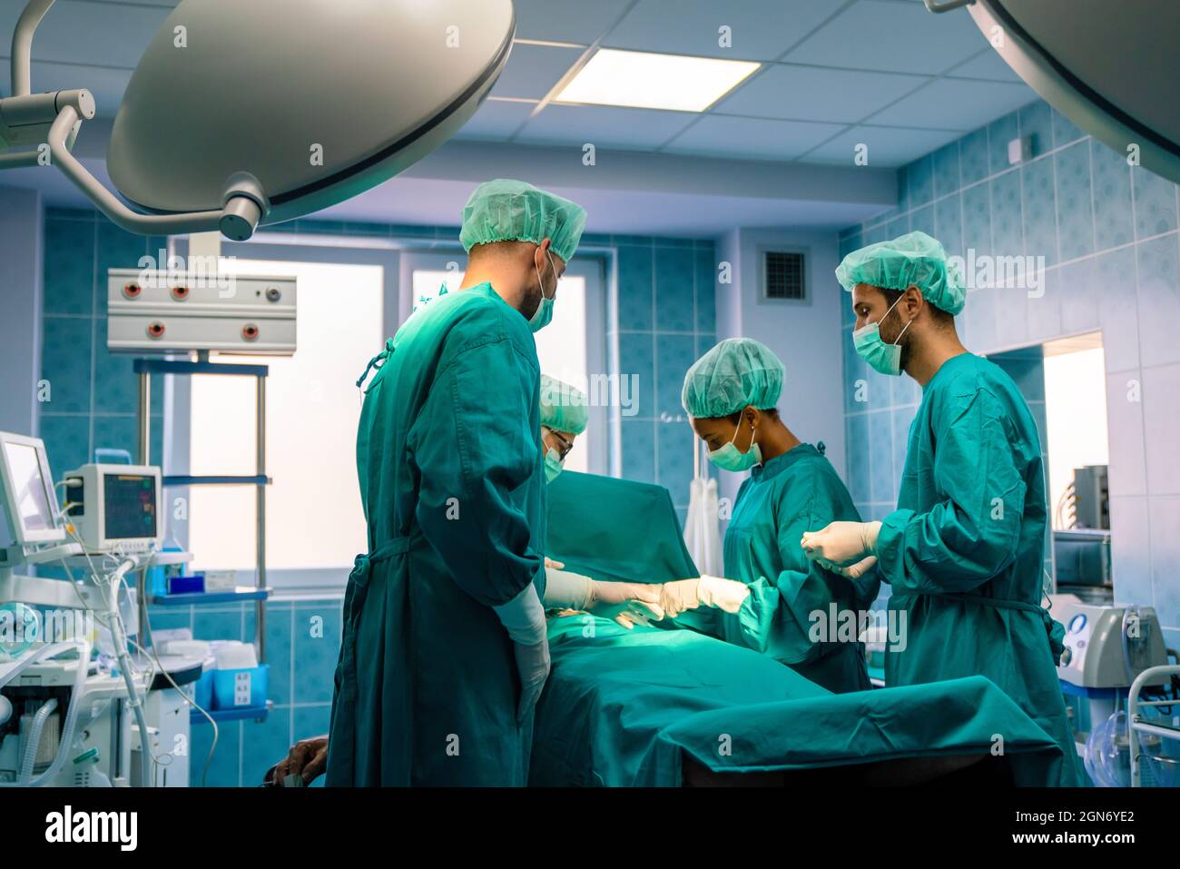 Groupe de chirurgiens au travail dans la salle d'opération de l'hôpital Banque D'Images Groupe de chirurgiens au travail dans la salle d'opération de l'hôpital Banque D'Images