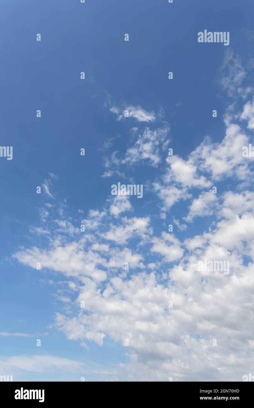 Nuages blancs et gris avec fond bleu ciel. Banque D'Images
