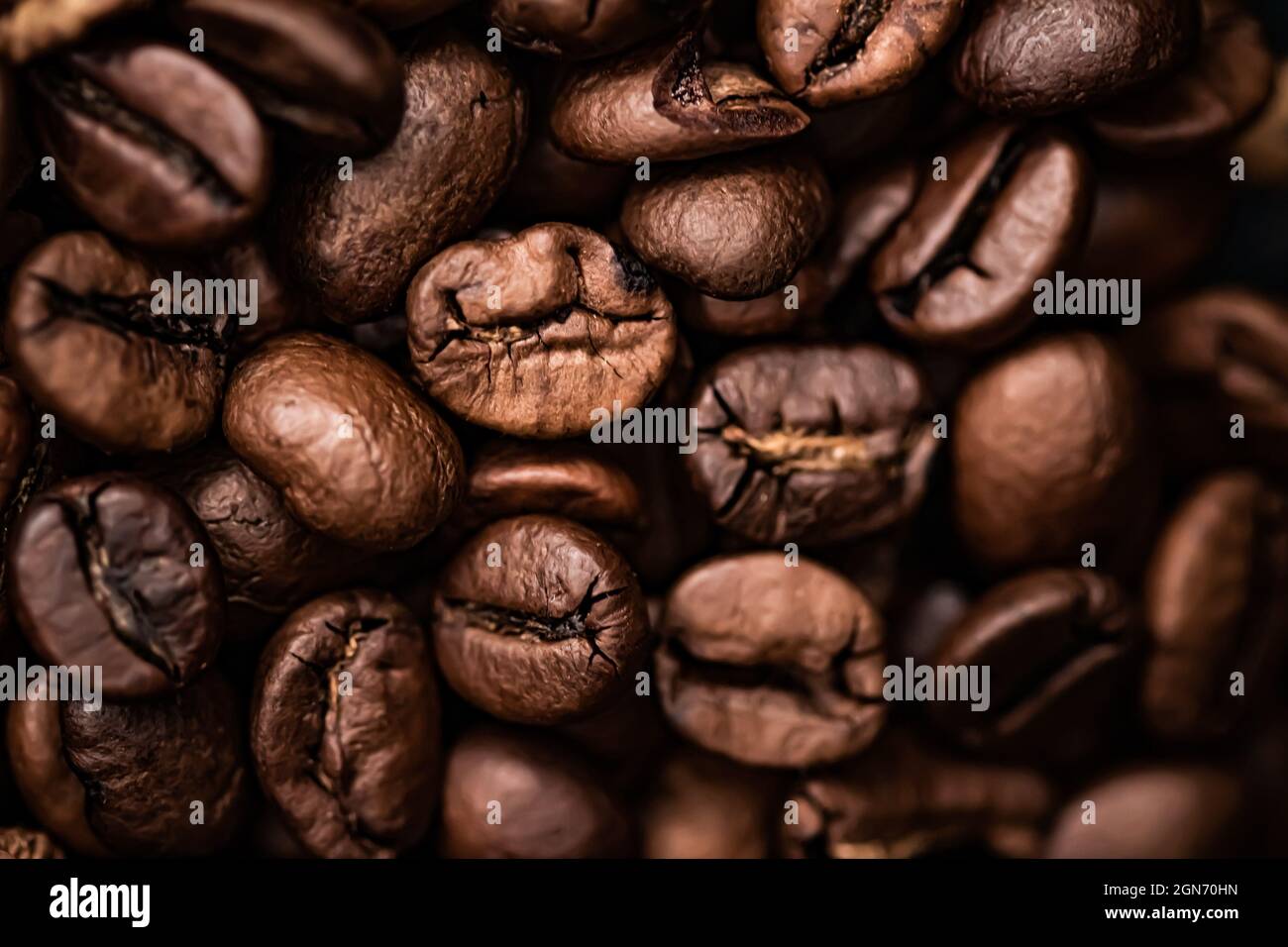 Fond de grains de café, haricots torréfiés avec saveur riche, meilleure boisson du matin et mélange de luxe. Banque D'Images
