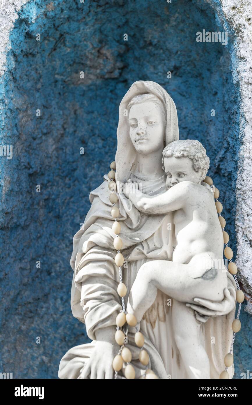 Statue de notre Dame et de l'enfant Jésus. Idéal pour les concepts et les vacances. Banque D'Images