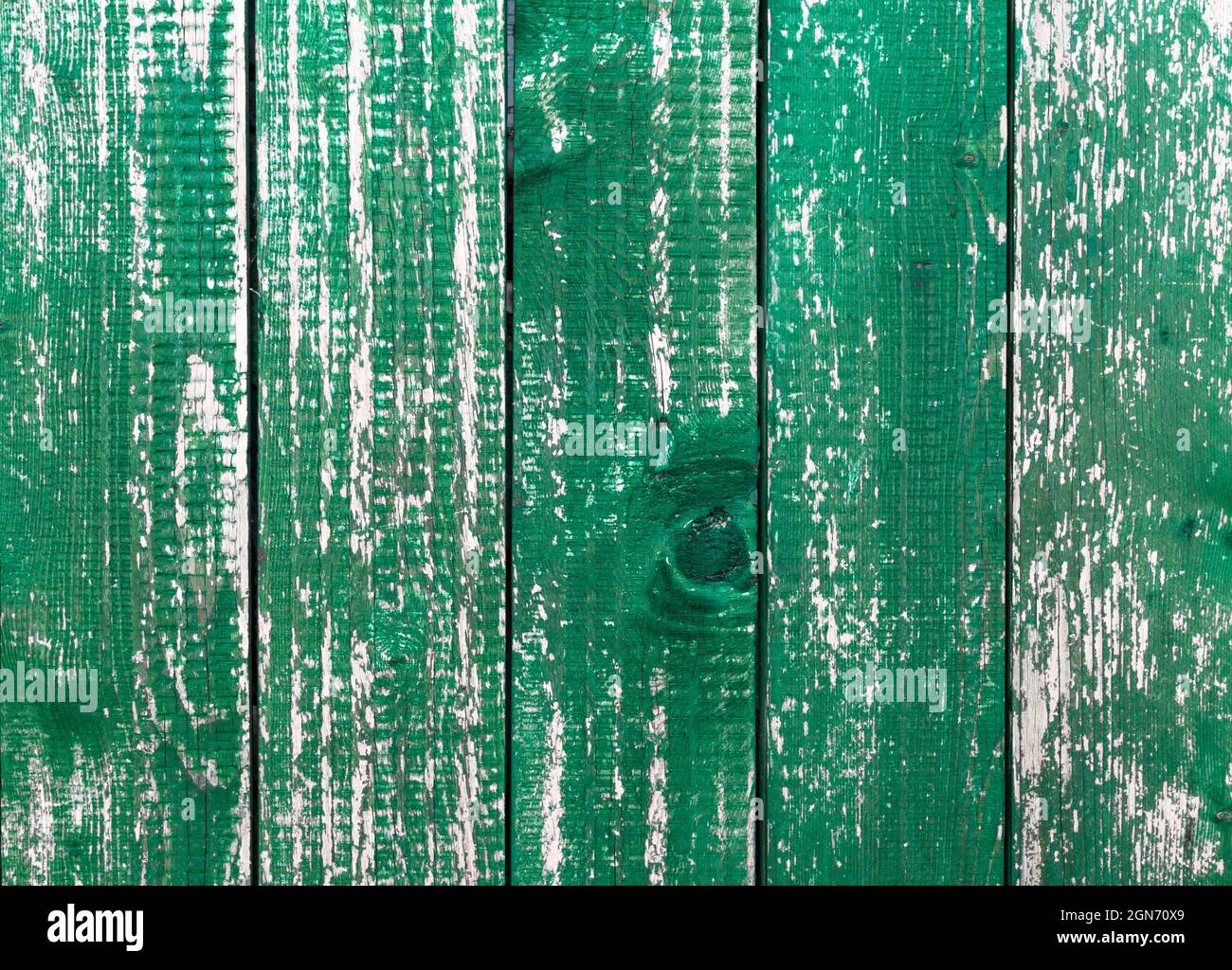 Planches vertes en bois. Arrière-plan composé de planches en bois, avec peinture verte peeling. Banque D'Images