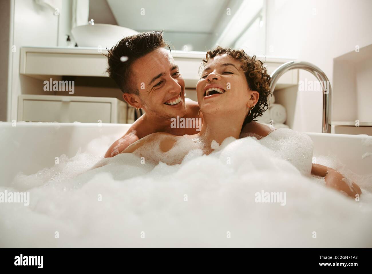 Couple by bathtub Banque de photographies et d'images à haute résolution -  Alamy