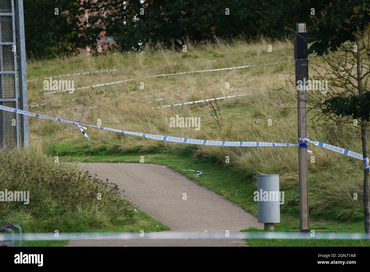 Bande de police à Cator Park, Kidbrooke, sud de Londres, près de la scène où le corps de Sabina Nessa a été trouvé. Les officiers enquêtant sur l'assassinat de l'enseignante de 28 ans ont déclaré qu'elle avait quitté sa maison sur Astell Road et qu'elle avait traversé Cator Park vendredi dernier vers le bar Depot de Pegler Square, dans le village de Kidbrooke, lorsqu'elle a été attaquée. Date de la photo : jeudi 23 septembre 2021. Banque D'Images