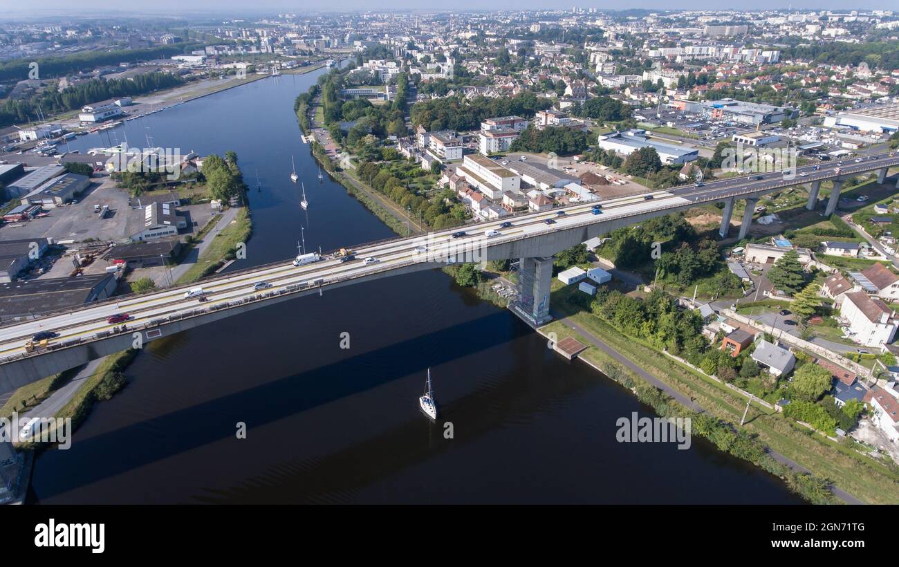 CAEN, FRANCE-SEPTEMBRE 2021 : Viaduc de Calix sur le canal de caen. Le plus grand pont de Caen, une route importante E46 pour les voitures. Une photo du drone, Banque D'Images