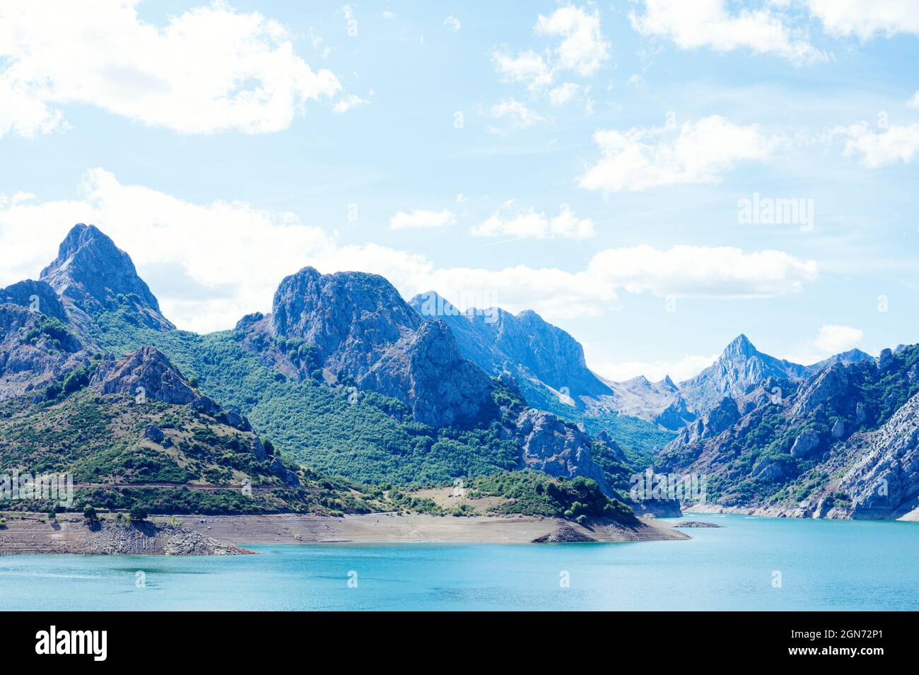 Paysage de Riano, un village avec les montagnes Picos de Europa en arrière-plan Banque D'Images