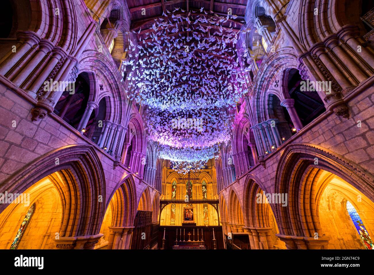 Angleterre, Northumberland, Abbaye de Hexham. 'On Angel Wings', une installation ariel d'anges en papier d'origami pour marquer la pandémie de covid 19 située dans le c Banque D'Images