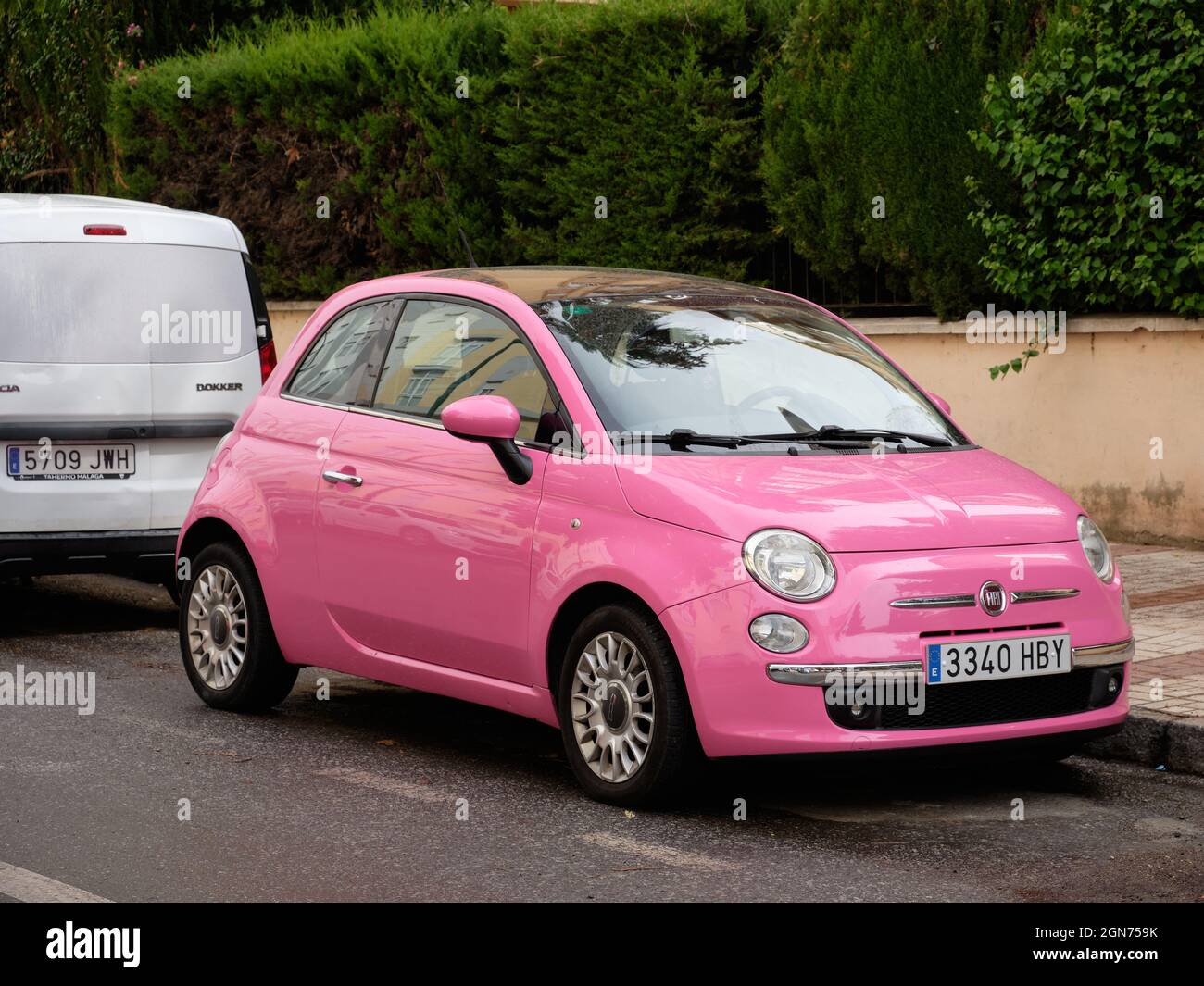 2011 Rose Fiat 500 garée à Malaga, Espagne. Banque D'Images