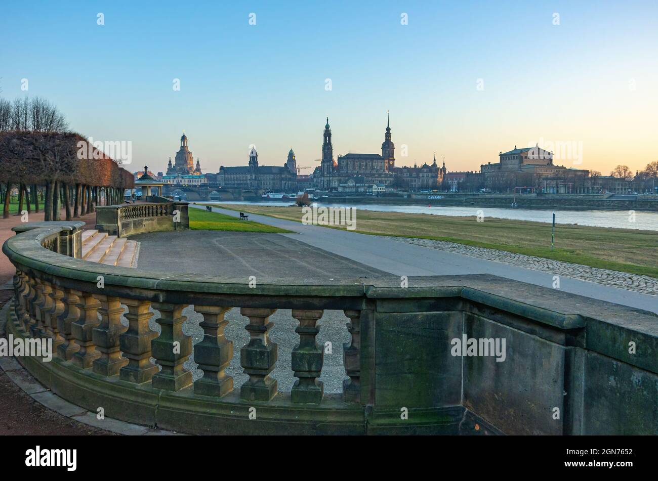Dresde, Saxe, Allemagne : vue depuis le fleuve Königsufer jusqu'au bord de la rivière historique de la vieille ville, dans la lumière du soir. Banque D'Images
