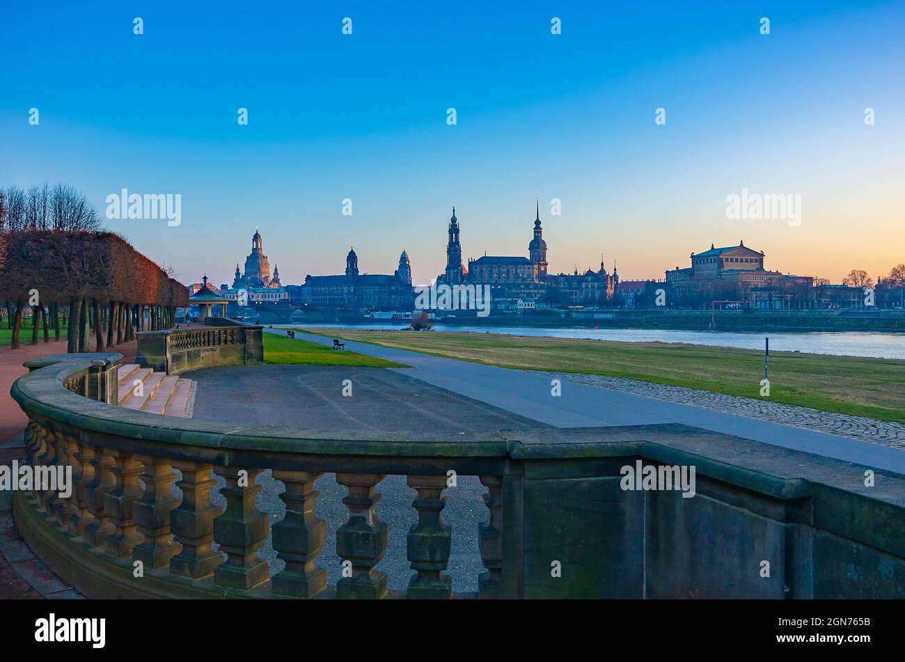 Dresde, Saxe, Allemagne : vue depuis le fleuve Königsufer jusqu'au bord de la rivière historique de la vieille ville, dans la lumière du soir. Banque D'Images