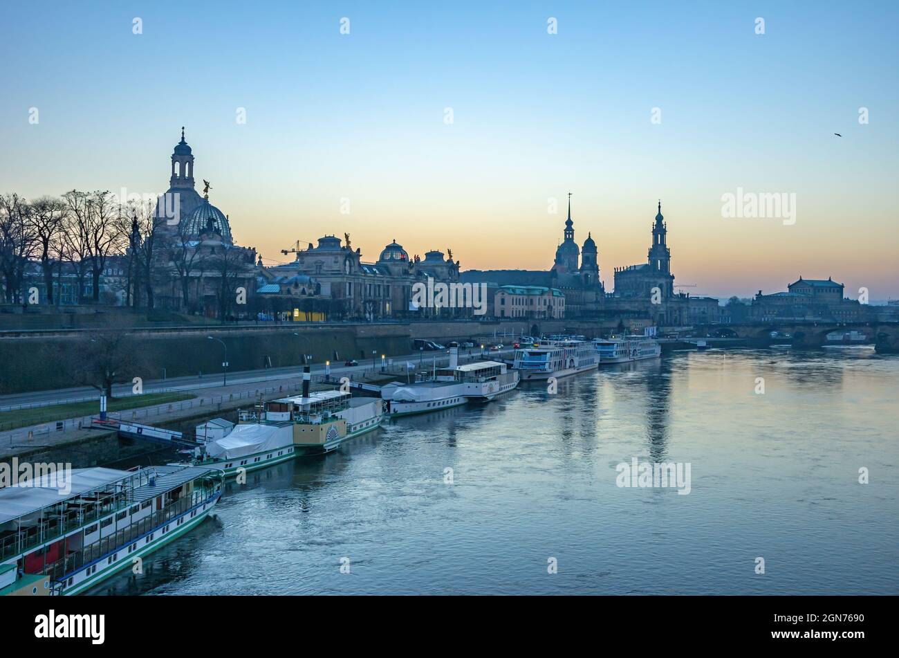 Dresde, Saxe, Allemagne: Vue du pont de Carola à la vieille ville historique au bord de la rivière Terrassenufer au crépuscule de la soirée. Banque D'Images