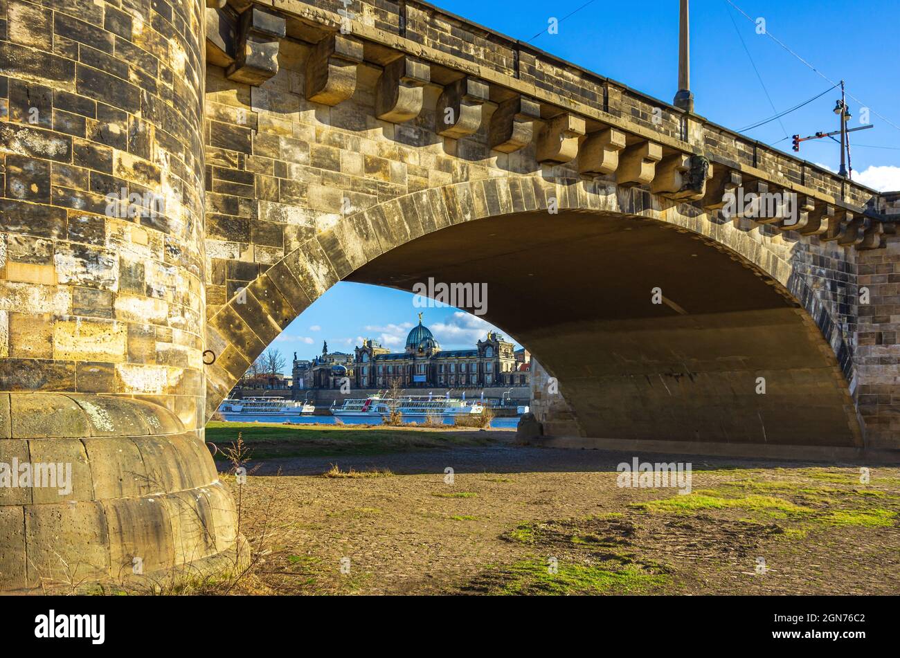 Dresde, Saxe, Allemagne: Académie des Beaux-Arts (Kunsthochschule) vu par une arche du pont Augustus depuis le fleuve Königsufer. Banque D'Images