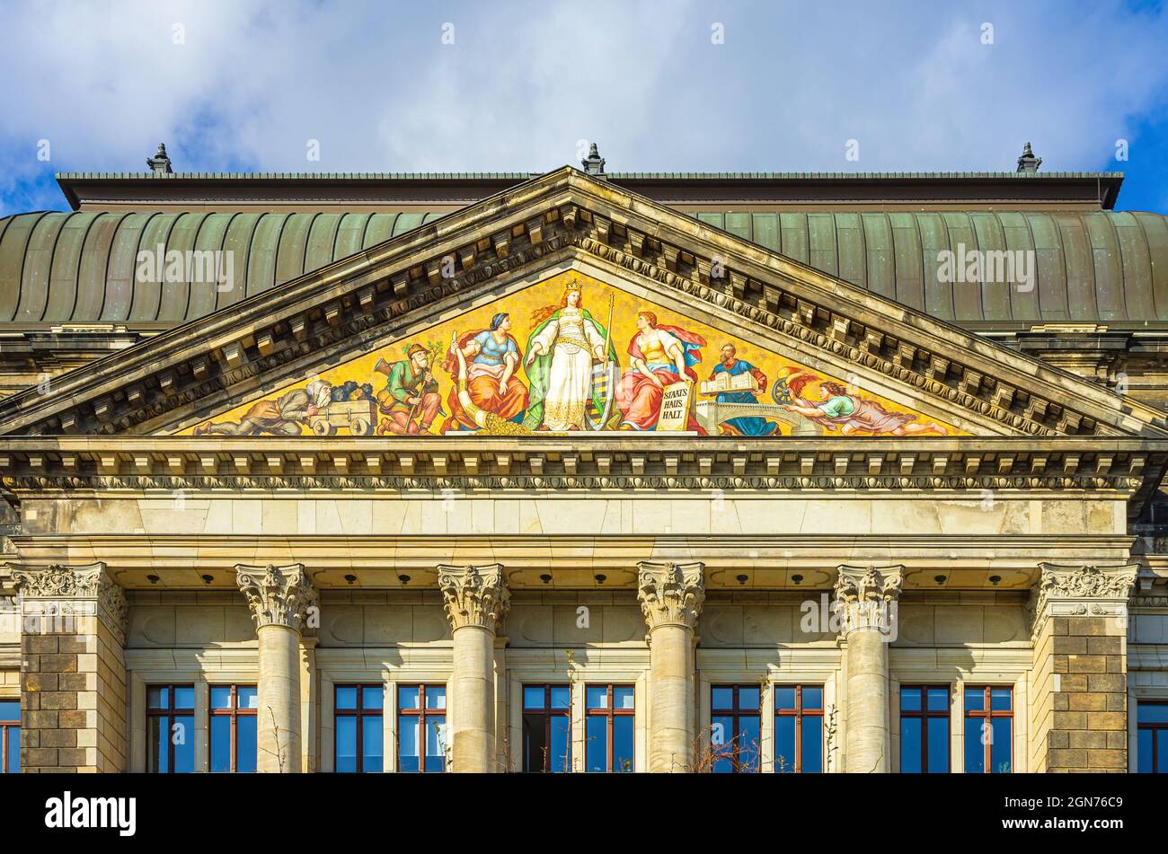 Dresde, Saxe, Allemagne: Pignon avec photo généalogie du peintre Anton Dietrich sur le ministère des Finances de l'État libre de Saxe. Banque D'Images