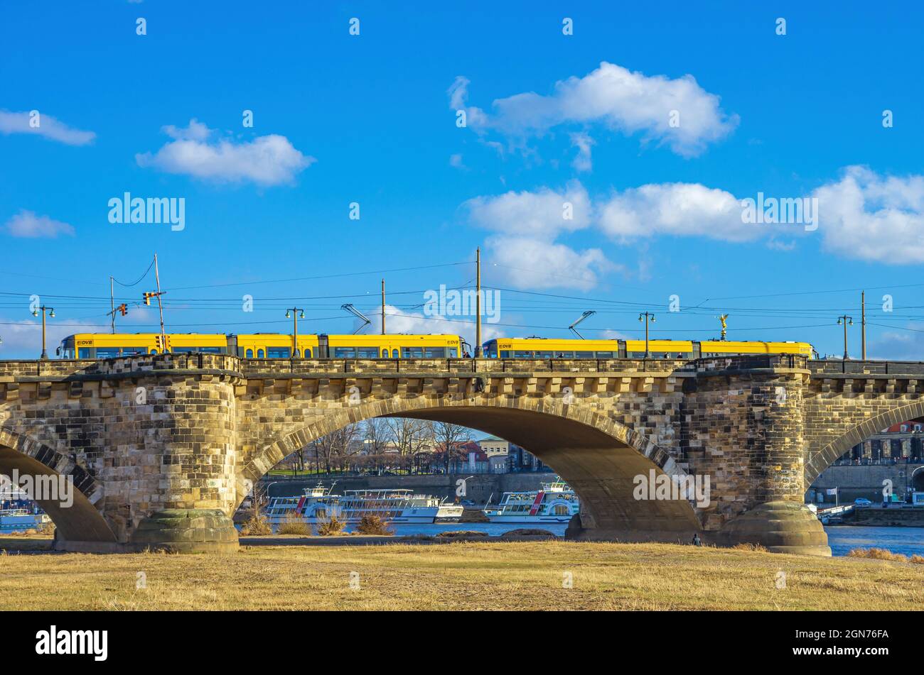 Dresde, Saxe, Allemagne: L'un des célèbres tramways jaunes de la compagnie de transport public de Dresde vient de traverser le pont Augustus. Banque D'Images