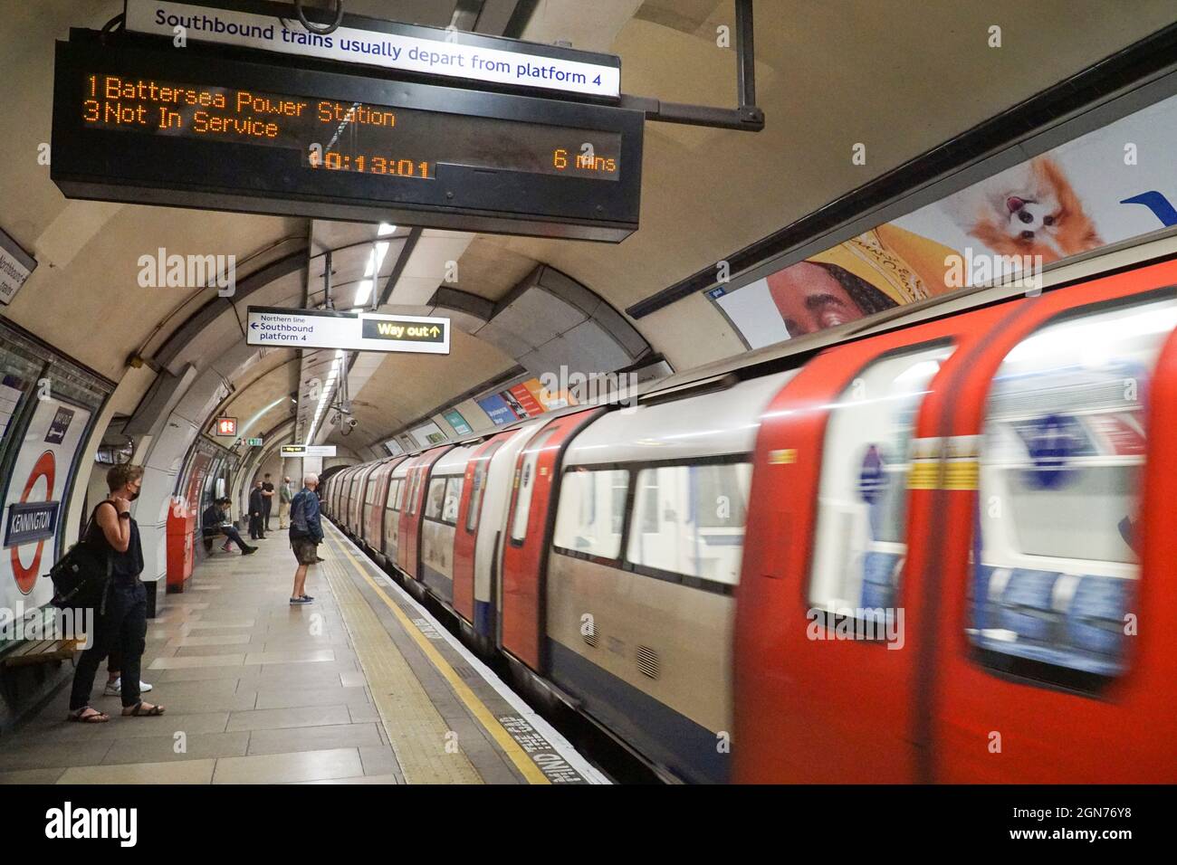 Londres, Royaume-Uni, le 22 septembre 2021 : la nouvelle extension de la ligne Northern court jusqu'à neuf centrales électriques Elms et Battersea, en liaison avec la ligne Northern Line existante à la station Kennington. Le nouveau service et les nouvelles gares attirent les amateurs de trains et de transports en commun comme une attraction touristique en leur propre droit, mais serviront principalement les résidents des centaines de nouveaux appartements construits à neuf Elms et dans ou autour de l'ancien site de la centrale électrique de Battersea. Anna Watson/Alay Live News Banque D'Images