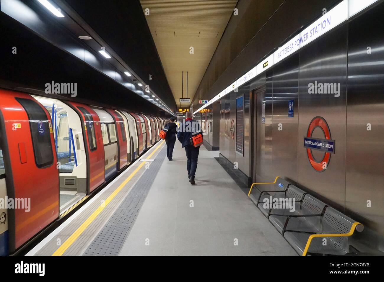 Londres, Royaume-Uni, le 22 septembre 2021 : la nouvelle extension de la ligne Northern court jusqu'à neuf centrales électriques Elms et Battersea, en liaison avec la ligne Northern Line existante à la station Kennington. Le nouveau service et les nouvelles gares attirent les amateurs de trains et de transports en commun comme une attraction touristique en leur propre droit, mais serviront principalement les résidents des centaines de nouveaux appartements construits à neuf Elms et dans ou autour de l'ancien site de la centrale électrique de Battersea. Anna Watson/Alay Live News Banque D'Images