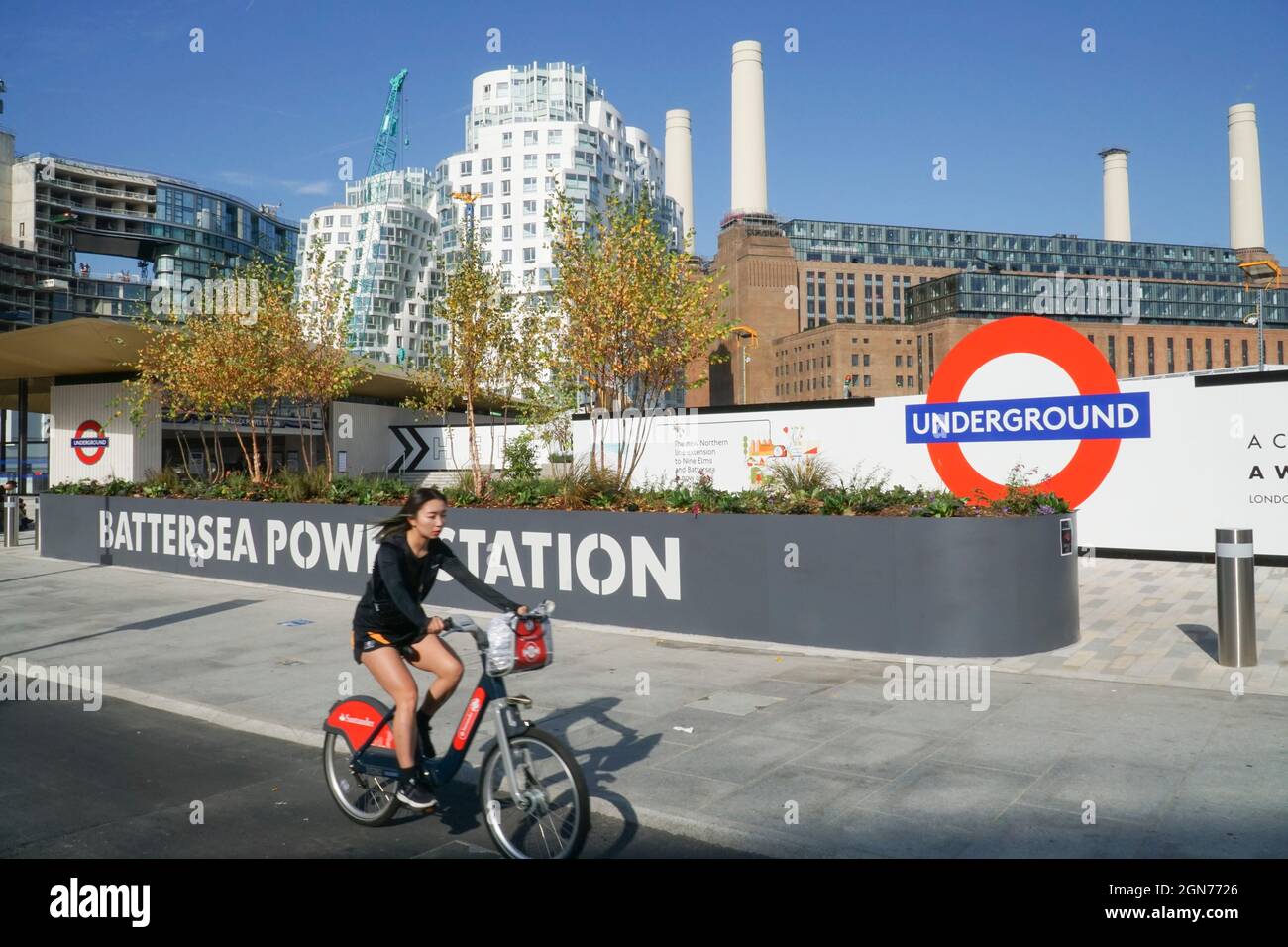 Londres, Royaume-Uni, le 22 septembre 2021 : la nouvelle extension de la ligne Northern court jusqu'à neuf centrales électriques Elms et Battersea, en liaison avec la ligne Northern Line existante à la station Kennington. Le nouveau service et les nouvelles gares attirent les amateurs de trains et de transports en commun comme une attraction touristique en leur propre droit, mais serviront principalement les résidents des centaines de nouveaux appartements construits à neuf Elms et dans ou autour de l'ancien site de la centrale électrique de Battersea. Anna Watson/Alay Live News Banque D'Images