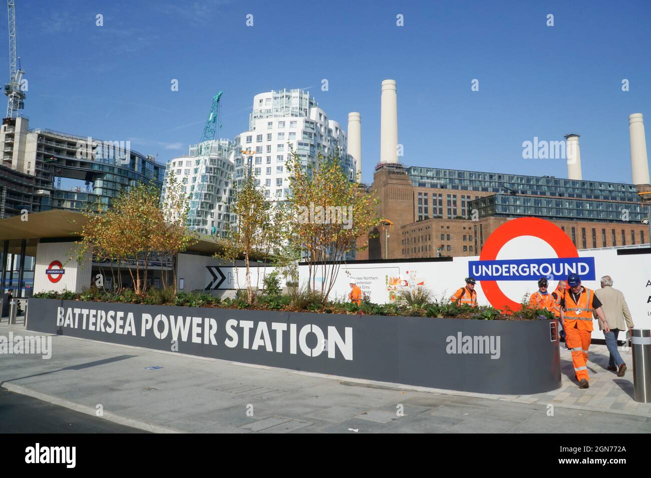 Londres, Royaume-Uni, le 22 septembre 2021 : la nouvelle extension de la ligne Northern court jusqu'à neuf centrales électriques Elms et Battersea, en liaison avec la ligne Northern Line existante à la station Kennington. Le nouveau service et les nouvelles gares attirent les amateurs de trains et de transports en commun comme une attraction touristique en leur propre droit, mais serviront principalement les résidents des centaines de nouveaux appartements construits à neuf Elms et dans ou autour de l'ancien site de la centrale électrique de Battersea. Anna Watson/Alay Live News Banque D'Images