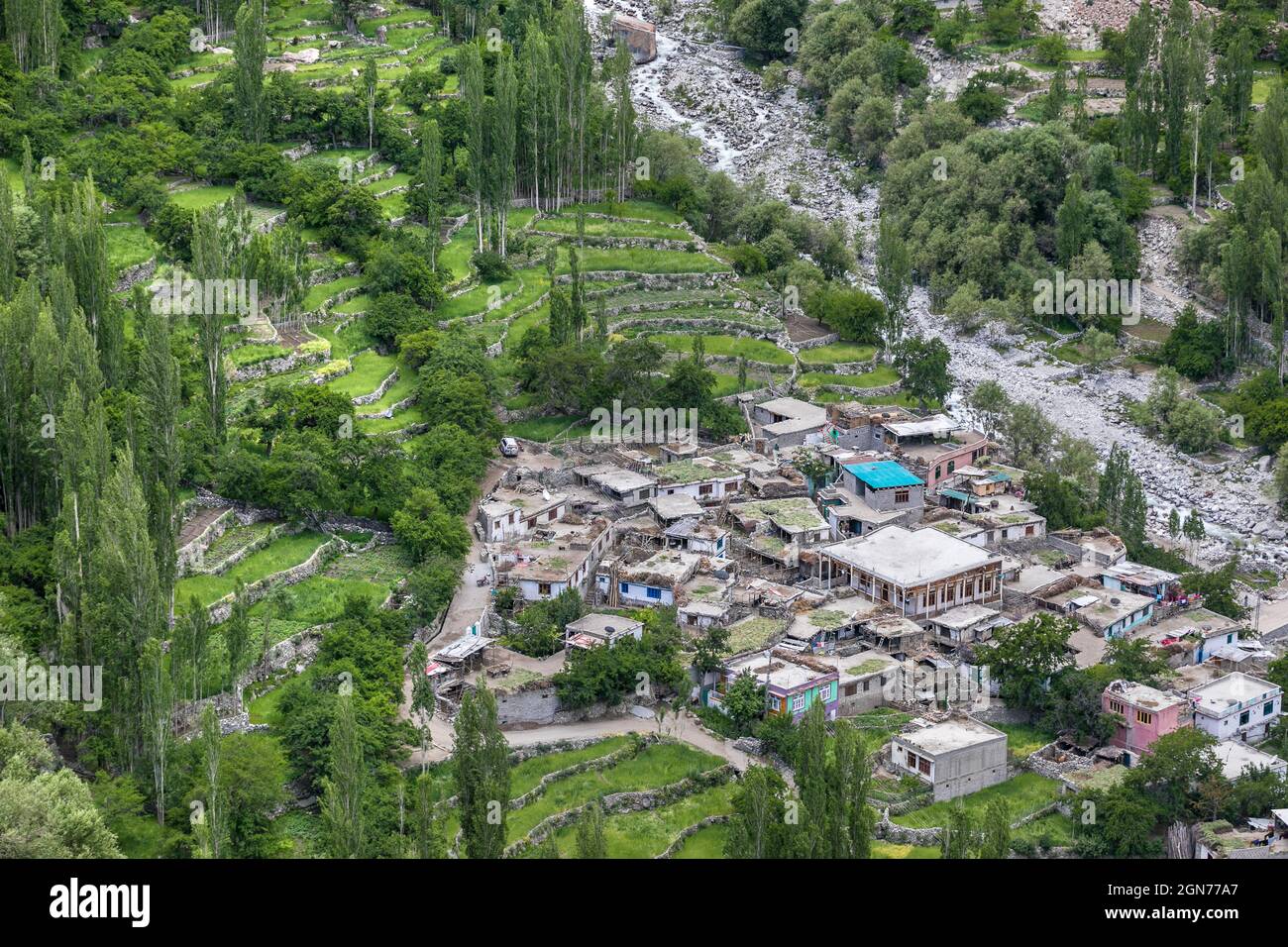 Village Green jardins dans la vallée de la montagne Pakistan vue aérienne Banque D'Images