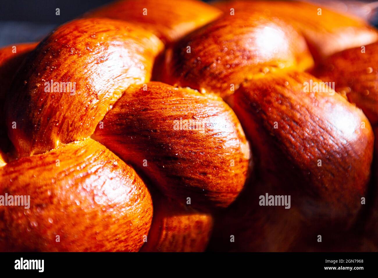 Pain de tresse en forme , macro image . Détails de la challah Banque D'Images