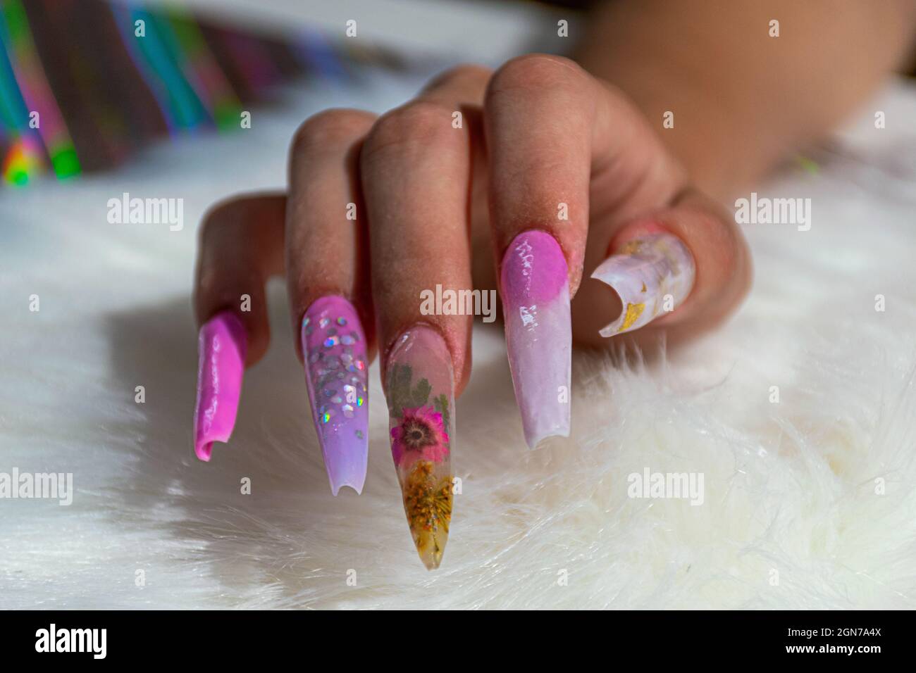 Very long nails Banque de photographies et d'images à haute résolution -  Alamy