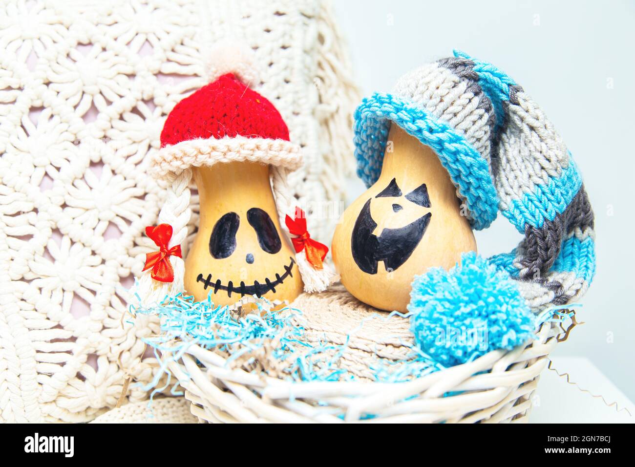 Deux citrouilles amusantes en casquettes dans un panier. Lanternes de Jack. Halloween insolite, humour. Banque D'Images