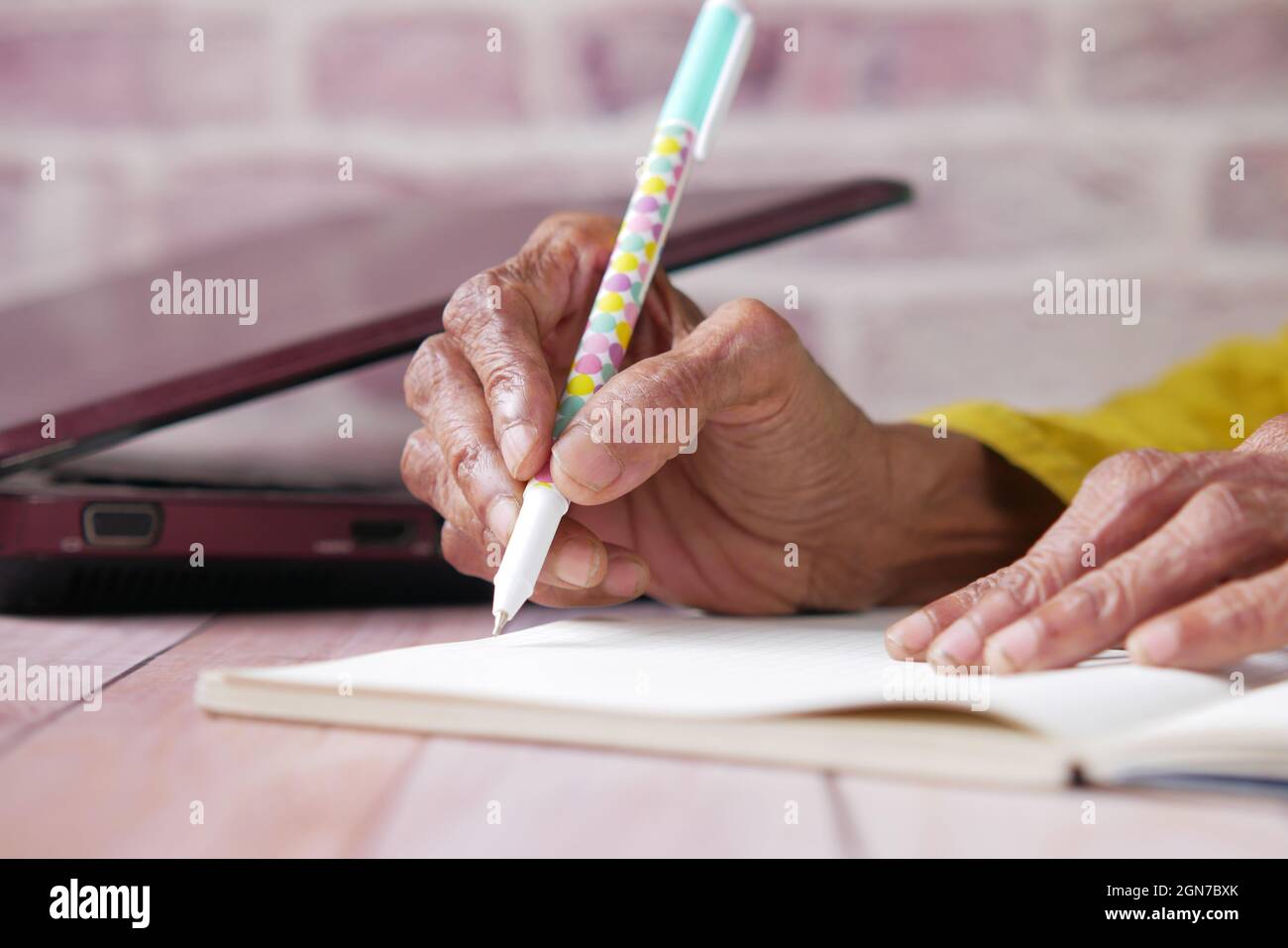 Gros plan sur l'écriture de main de femmes âgées sur le bloc-notes. Banque D'Images