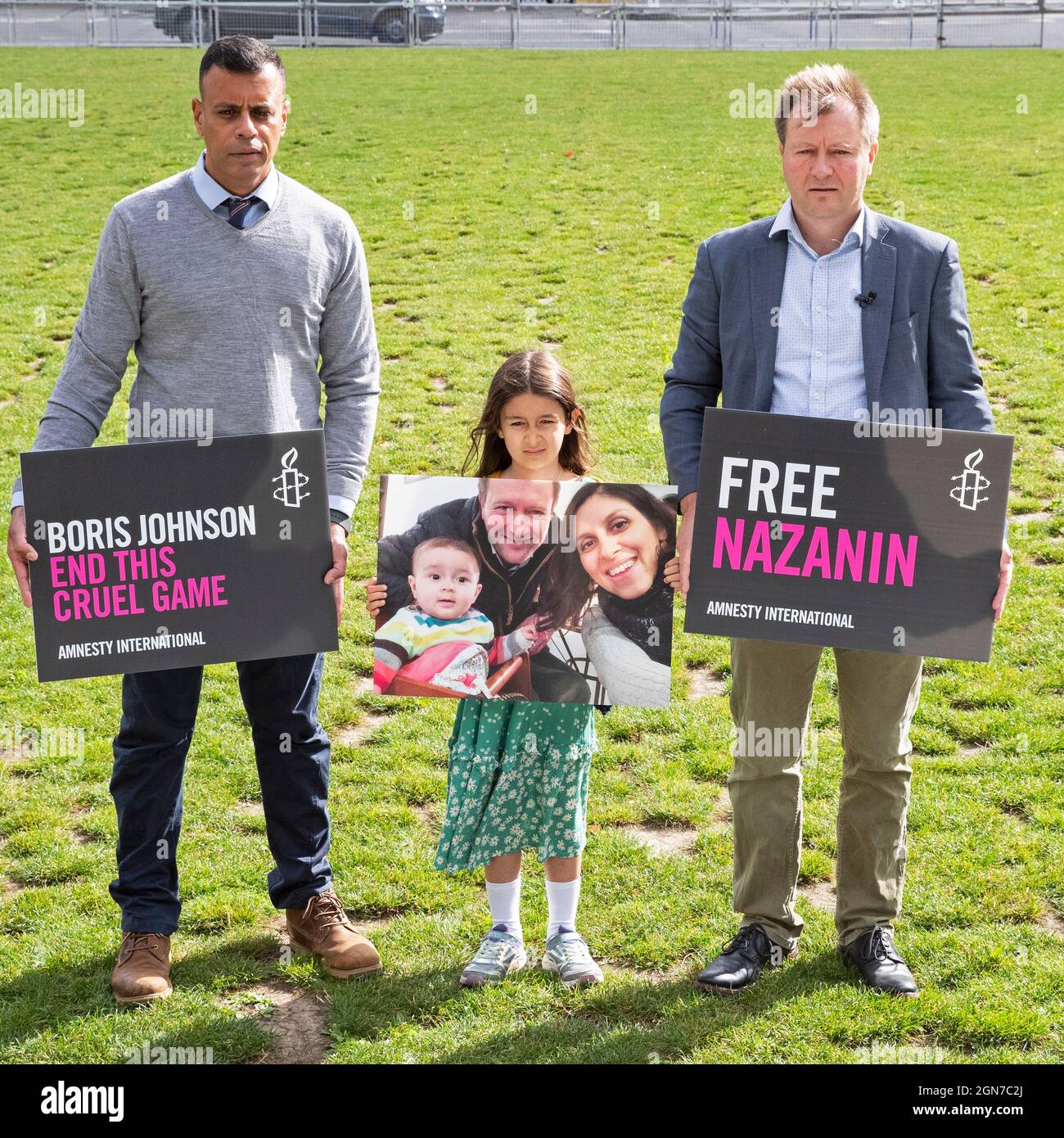 Richard Ratcliffe proteste sur la place du Parlement avec sa fille et le responsable britannique d'Amnesty international Banque D'Images