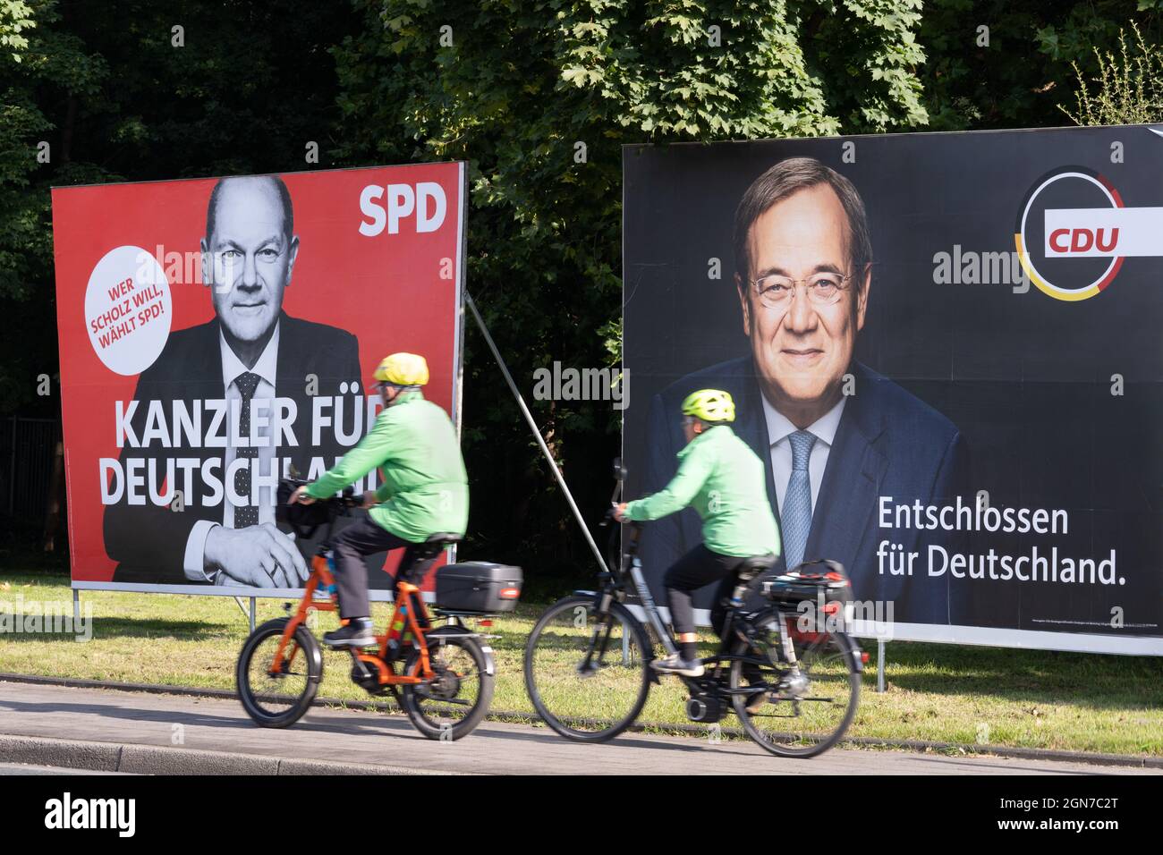 Affiches pour l'élection fédérale allemande de 2021 avec les deux candidats à la chancellerie OLAF Scholz SPD (à gauche) et Armin Laschet CDU sur le côté de la route à Oberhausen, le 23 septembre 2021 -- - Plakate zur Bundestag 2021 mit den beiden Kanzlerkandidaten OLAF Scholz SPD (Liens) und Armin Laschet CDU am Straßenrand in Oberhausen, 23.09.2021 Banque D'Images