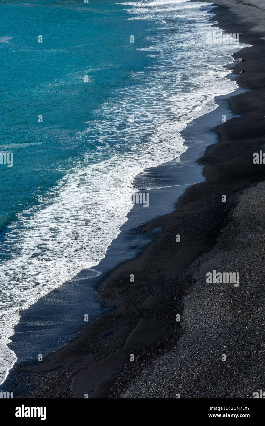 Résumé vue aérienne de la plage de sable noir de Reynisfjara en Islande Banque D'Images