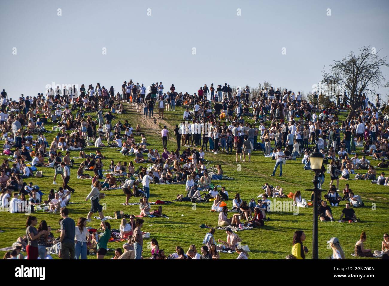 Foule de gens sur Primrose Hill, Londres, Royaume-Uni. 30 mars 2021. Banque D'Images