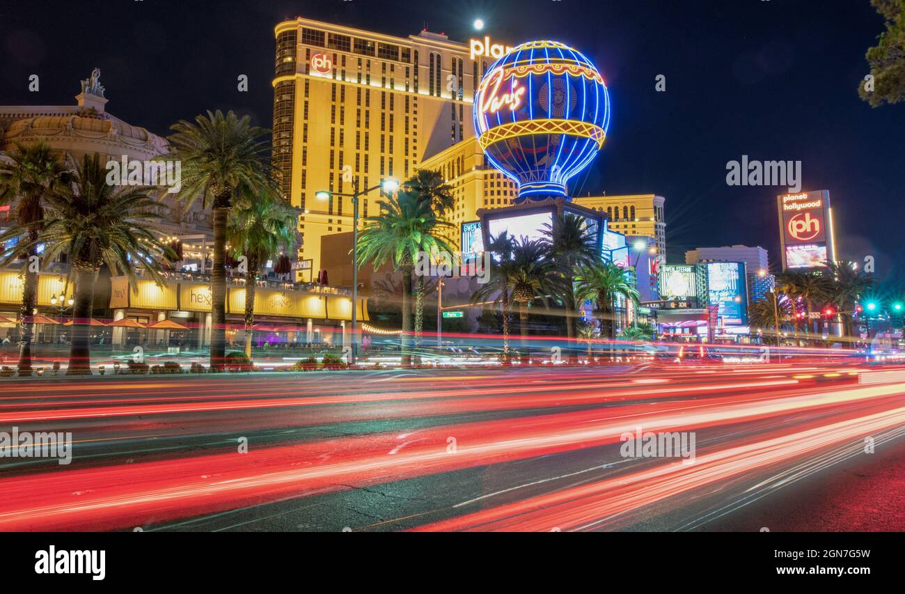 LAS VEGAS, NV - 30 JUIN 2018 : feux de nuit des voitures dans le Strip. Las Vegas est une destination de jeu célèbre. Banque D'Images