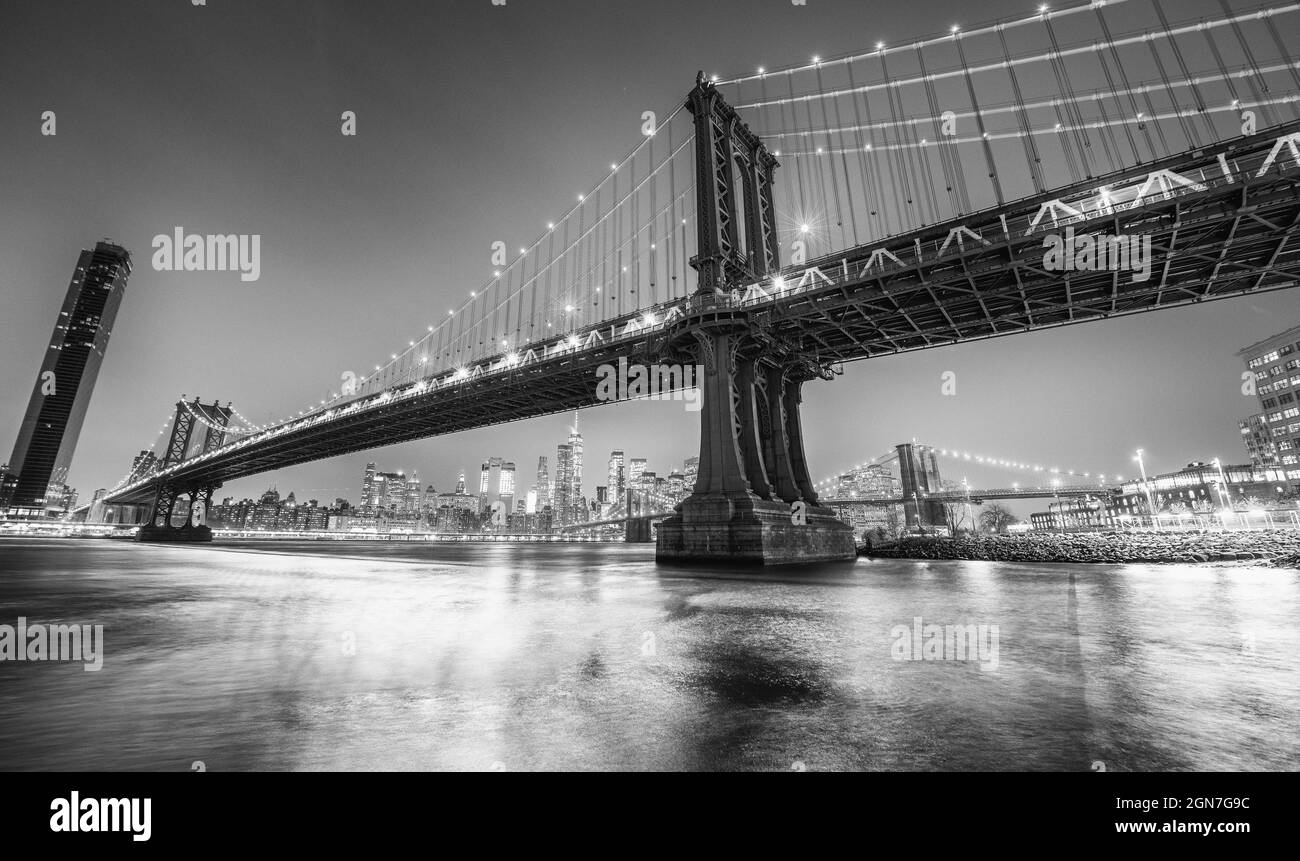 Les ponts de Brooklyn et de Manhattan la nuit depuis Broolyn Bridge Park, New York, en hiver Banque D'Images