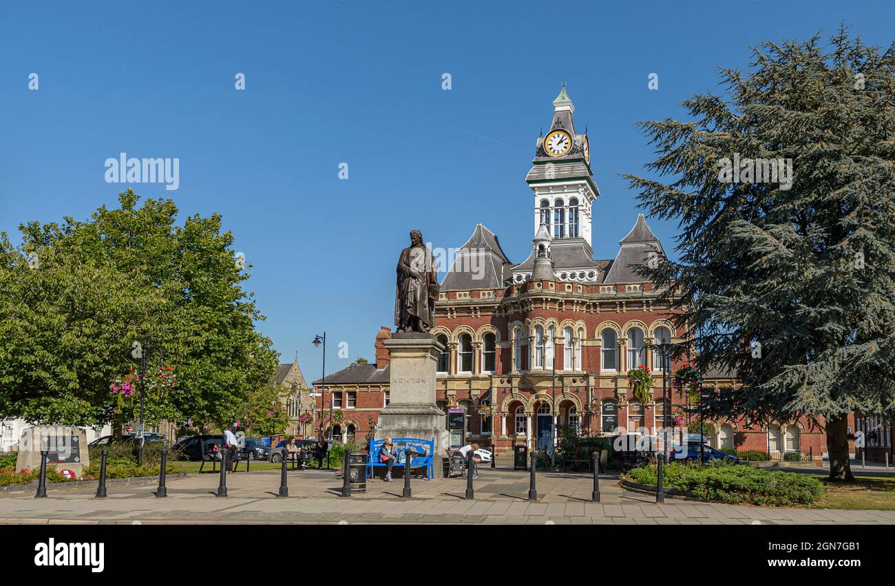 Grantham, Lincolnshire, Royaume-Uni. Le Guildhall sur la colline St Peters et la statue de Sir Isaac Newton Banque D'Images
