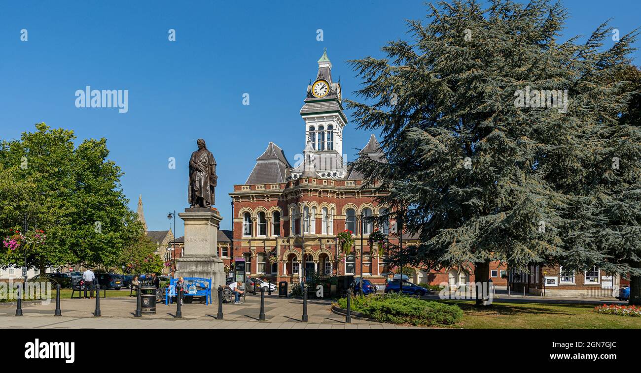 Grantham, Lincolnshire, Royaume-Uni. Le Guildhall sur la colline St Peters et la statue de Sir Isaac Newton Banque D'Images