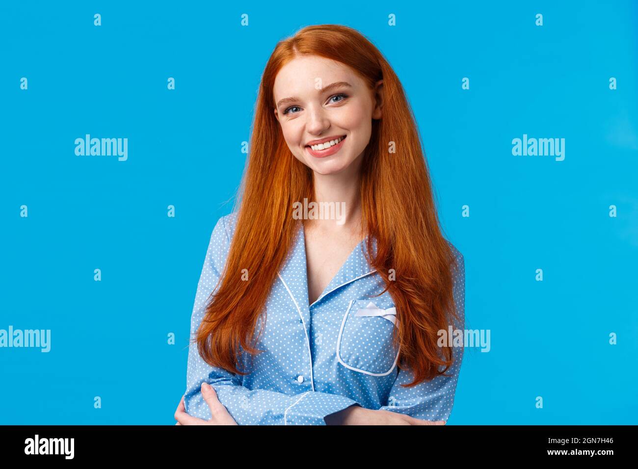 Cute redhead caucasian girl in blue lingerie préparer dormir, se brosser  les cheveux, appliquer des cosmétiques nuit, souriant joyeusement, ayant,  comme résidant, soft Photo Stock - Alamy