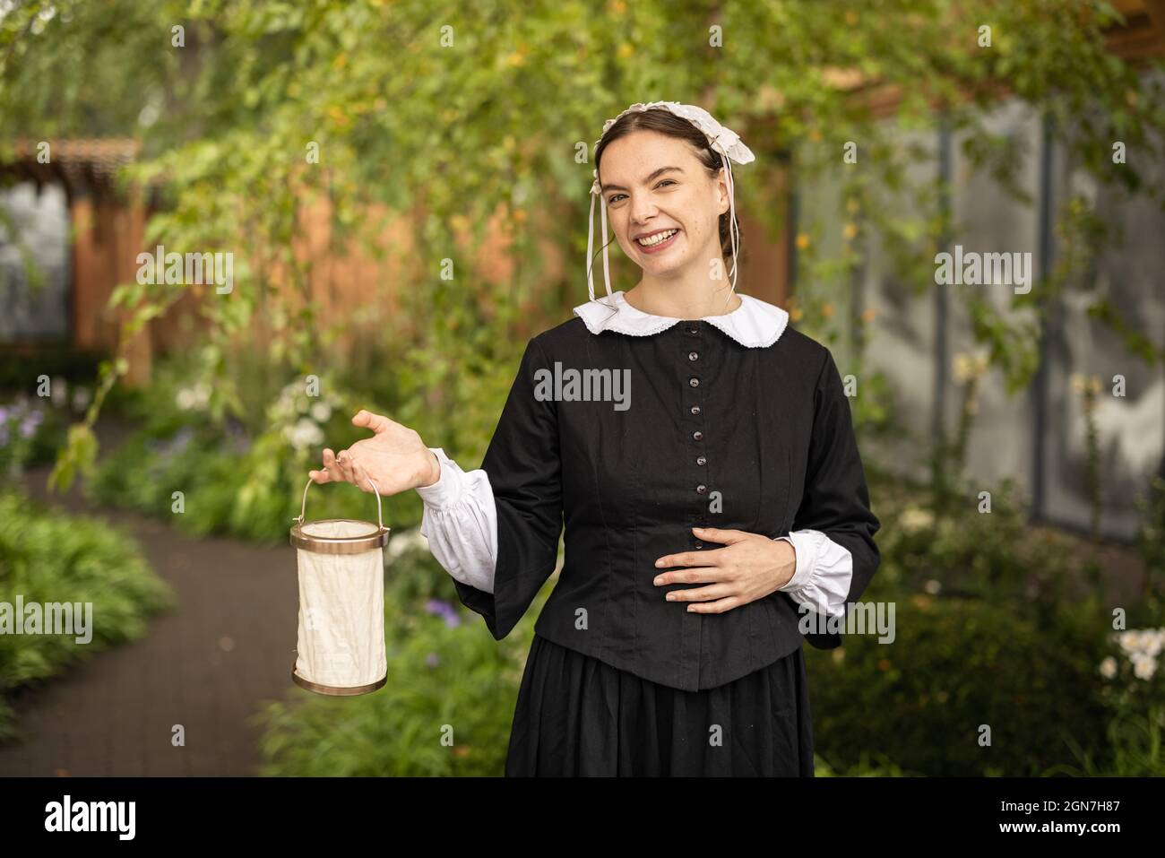 RHS Chelsea Flower Show 2021. L'acteur pose comme Florence Nightingale sur le jardin du spectacle Florence Nightingale. Une célébration des soins infirmiers modernes. Banque D'Images