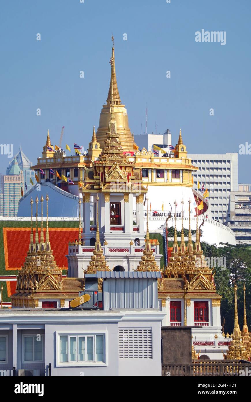 Vue imprenable sur Phu Khao Thong (Mont d'Or) avec le sommet de Loha Prasat (Château de fer) à Foreground, Bangkok, Thaïlande Banque D'Images