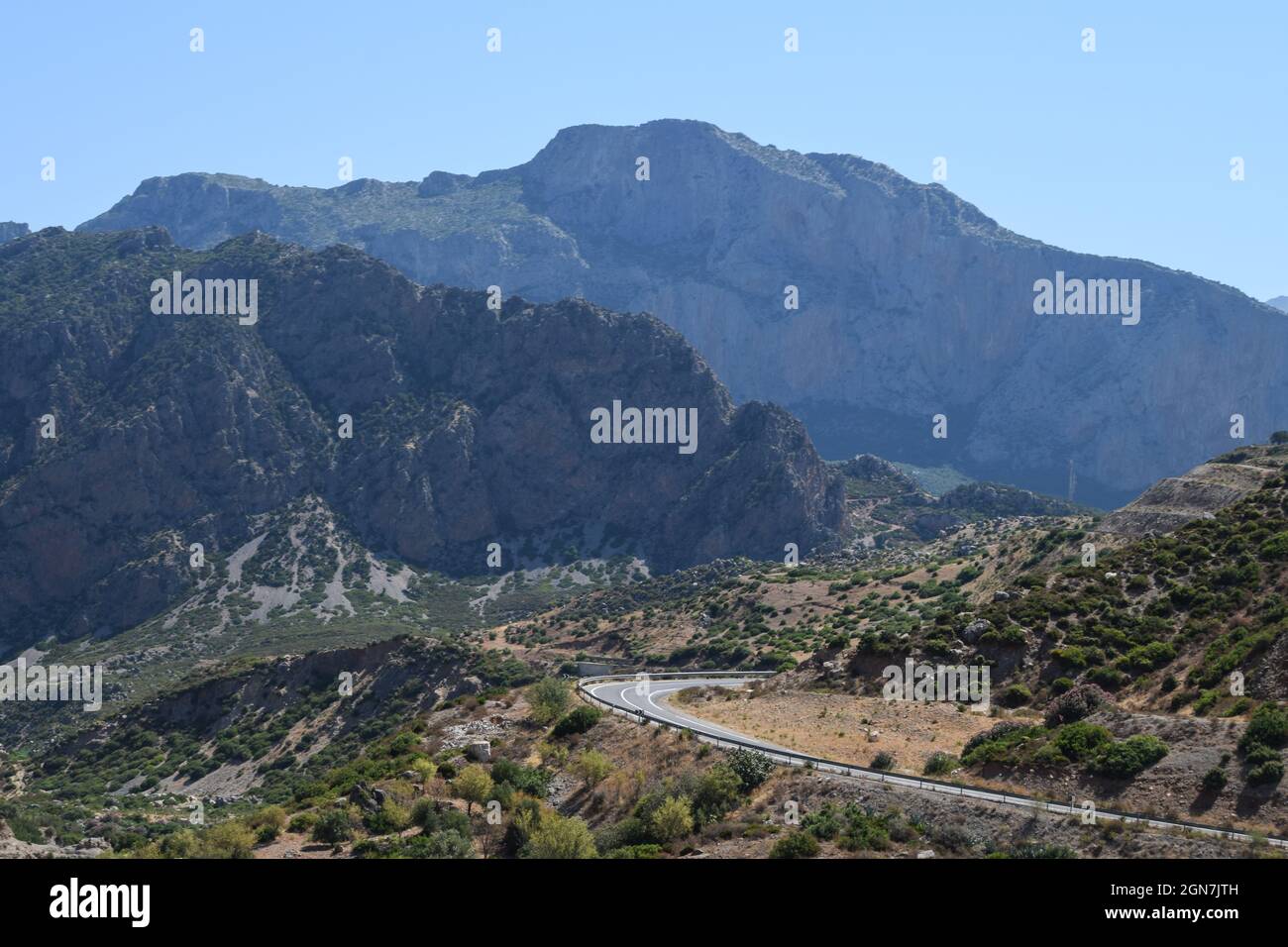 Route vide montagne dans le RIF entre Oued Laou et Chefchaouen Maroc Banque D'Images