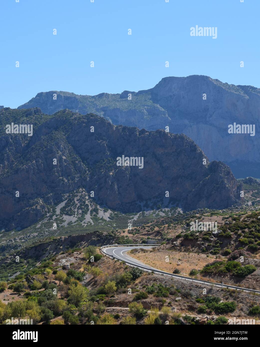 Route vide montagne dans le RIF entre Oued Laou et Chefchaouen Maroc Banque D'Images