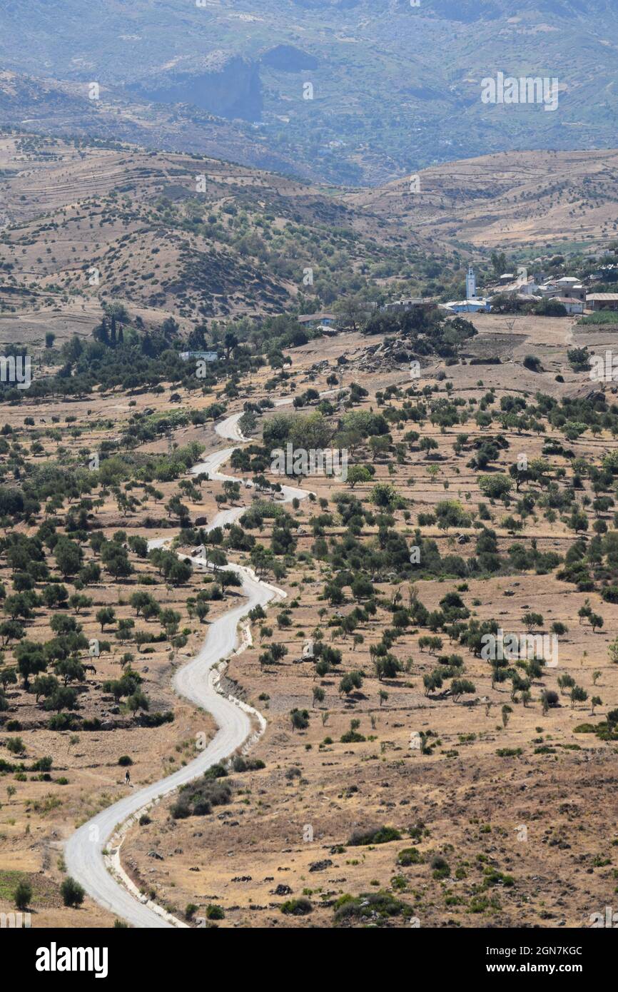 Village situé dans une zone de montagne sèche du RIF, près de Chefchaouen et du barrage Oued Laou, Maroc Banque D'Images