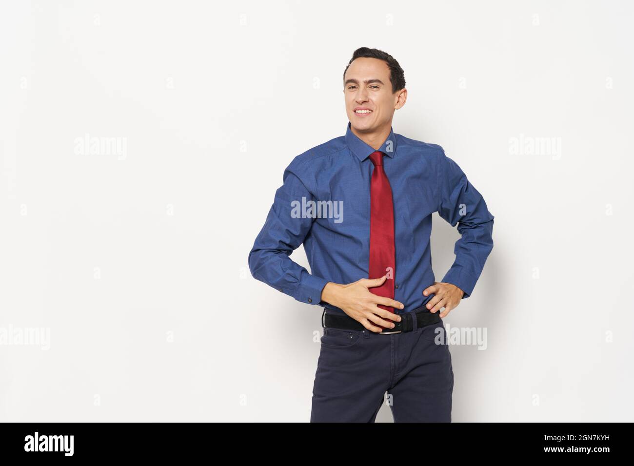 un homme dans une chemise bleue et dans un pantalon cravate rouge modèle de  fond léger Photo Stock - Alamy