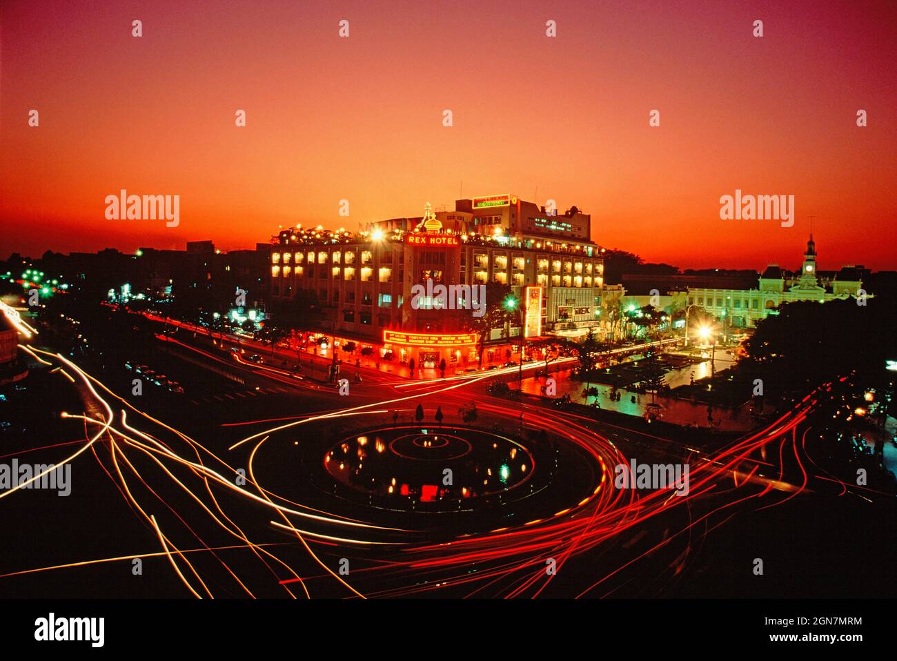 Vietnam. Ho Chi Minh ville. Rex Hotel et le rond-point de Nguyễn Huệ au crépuscule. Banque D'Images