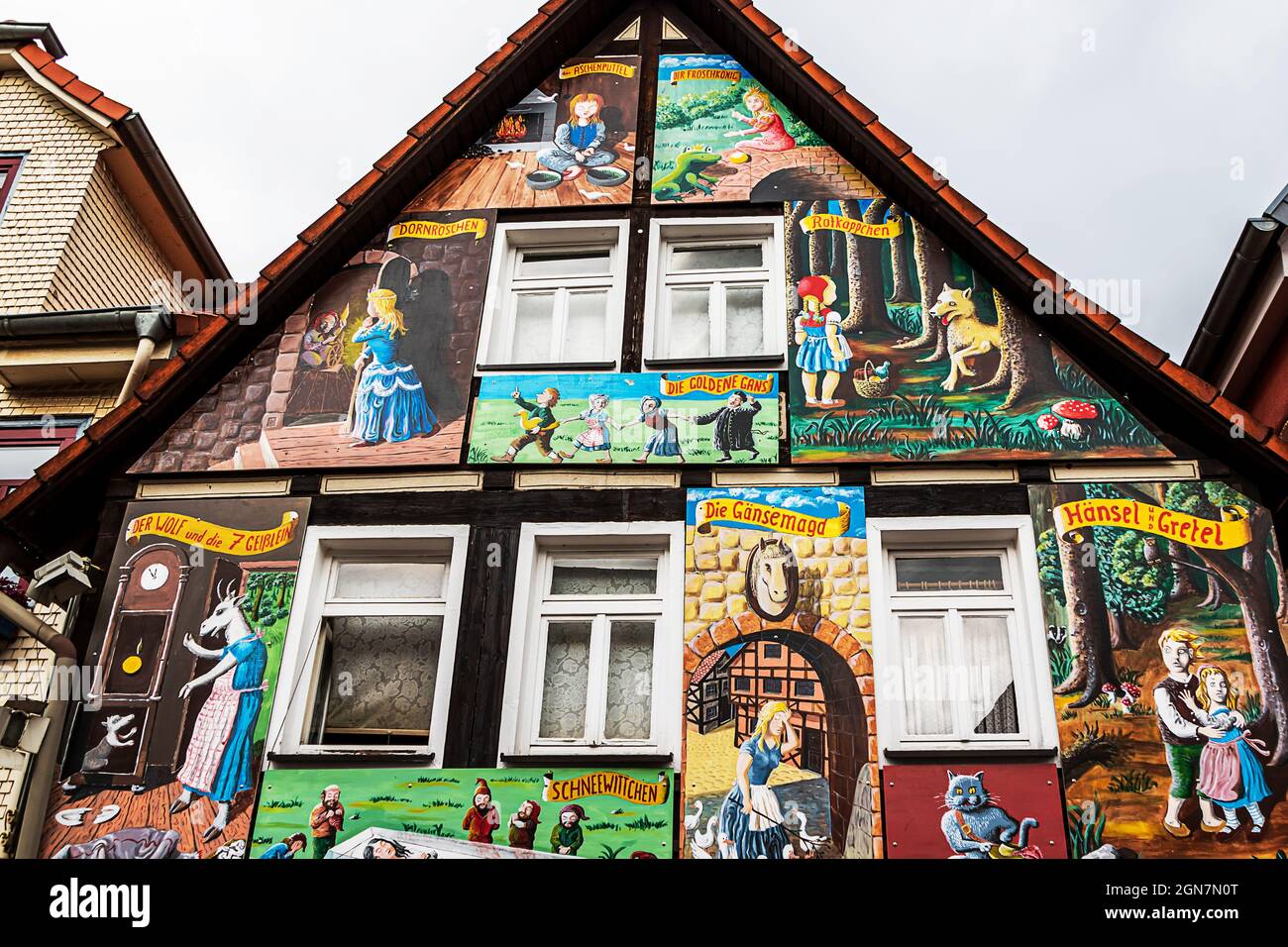 STEINAU, ALLEMAGNE - 21 SEPTEMBRE 2021 : Maison peinte pittoresque avec des scènes des contes de fée Grimm, près de la Maison des Frères Grimm. Banque D'Images