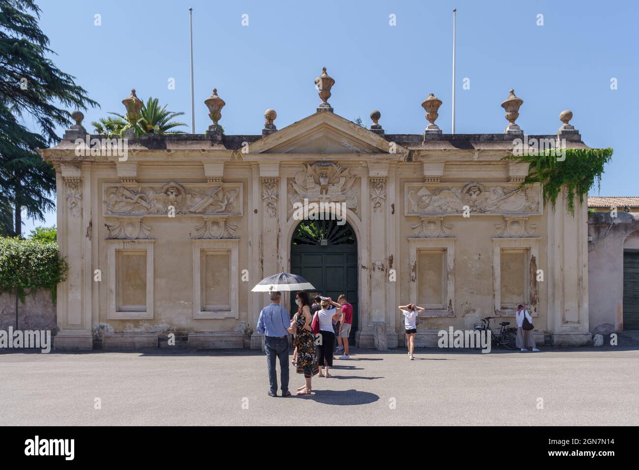 File d'attente des visiteurs et des touristes qui attendent de voir le dôme de Saint-Pierre depuis le trou de la porte sur la colline d'Aventino Banque D'Images