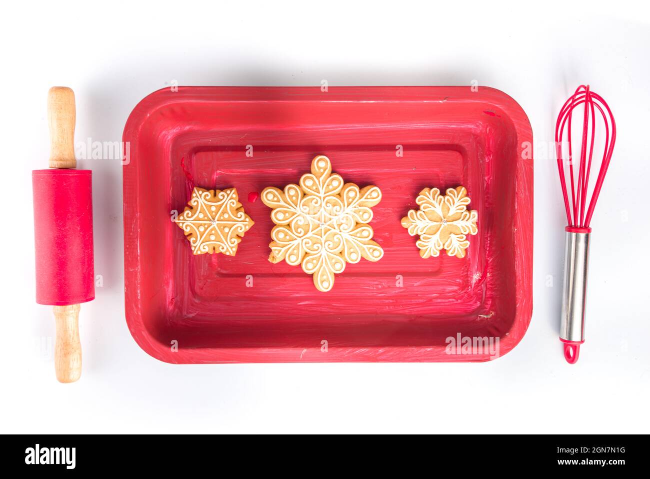 Fond de cuisson de Noël. Préparation pour les vacances d'hiver, vente de Noël simple plat. Plaque de cuisson rouge, broche à roulettes, fouet avec la maison traditionnelle Banque D'Images