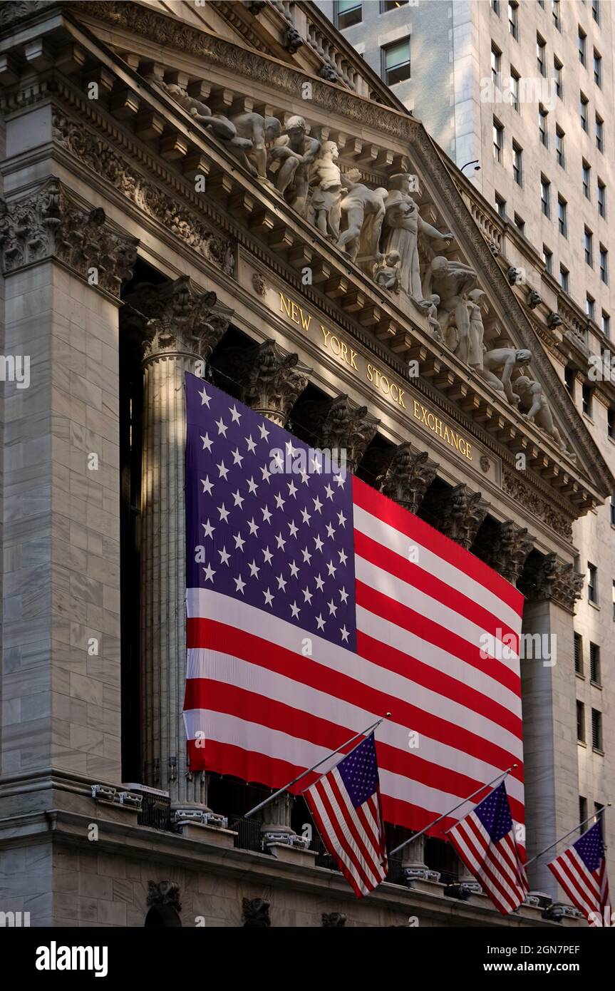 Grand drapeau américain volant devant la Bourse de New York Manhattan NYC Banque D'Images