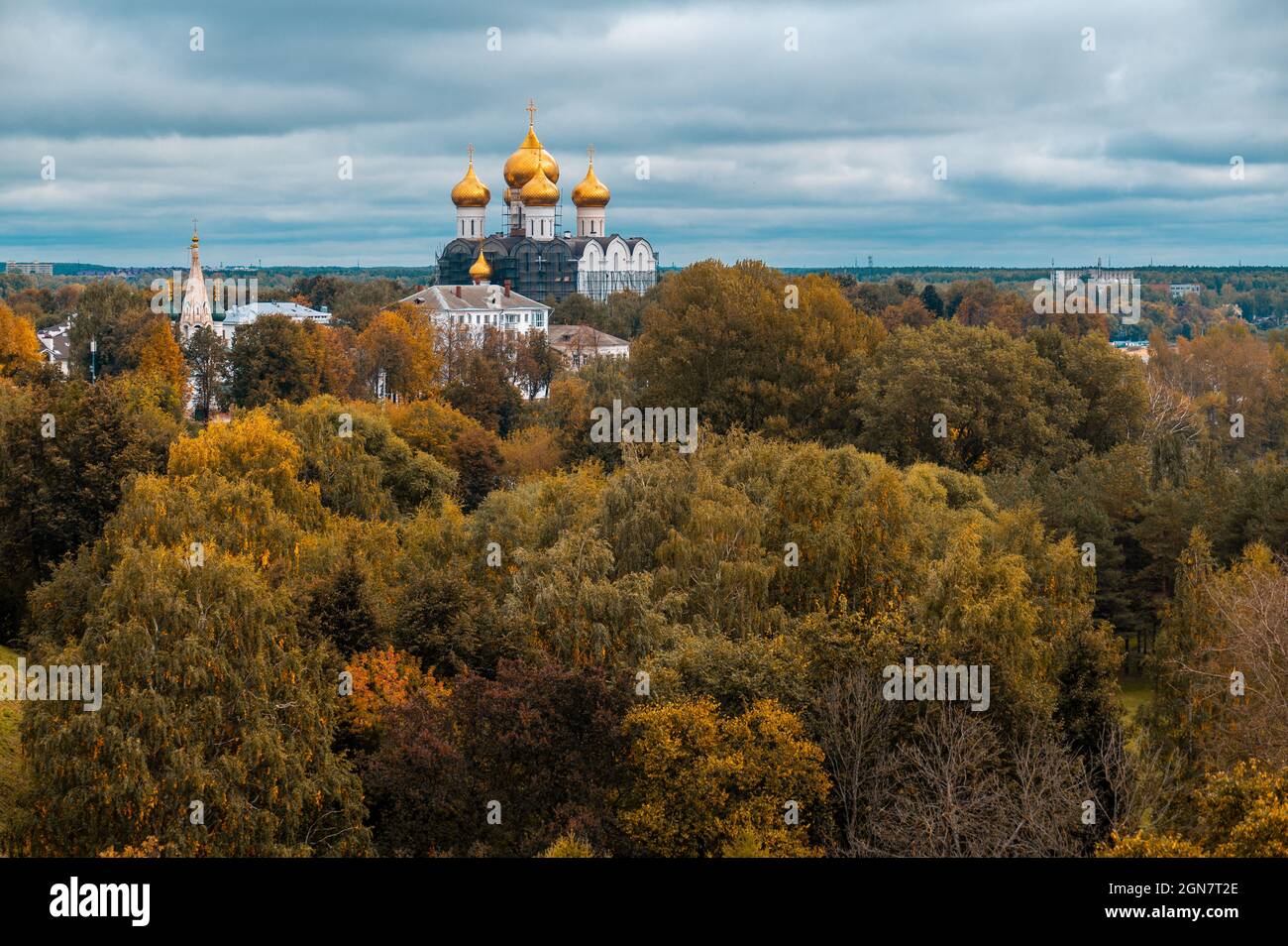 Automne, église chrétienne avec des dômes dorés sur le fond du feuillage d'automne. Ciel nuageux d'automne. Automne en Russie Banque D'Images