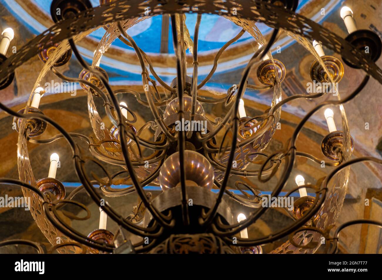 décor abstrait orange et bleu éléments, lampe en fer forgé, lustre. éléments décoratifs dans le temple Banque D'Images