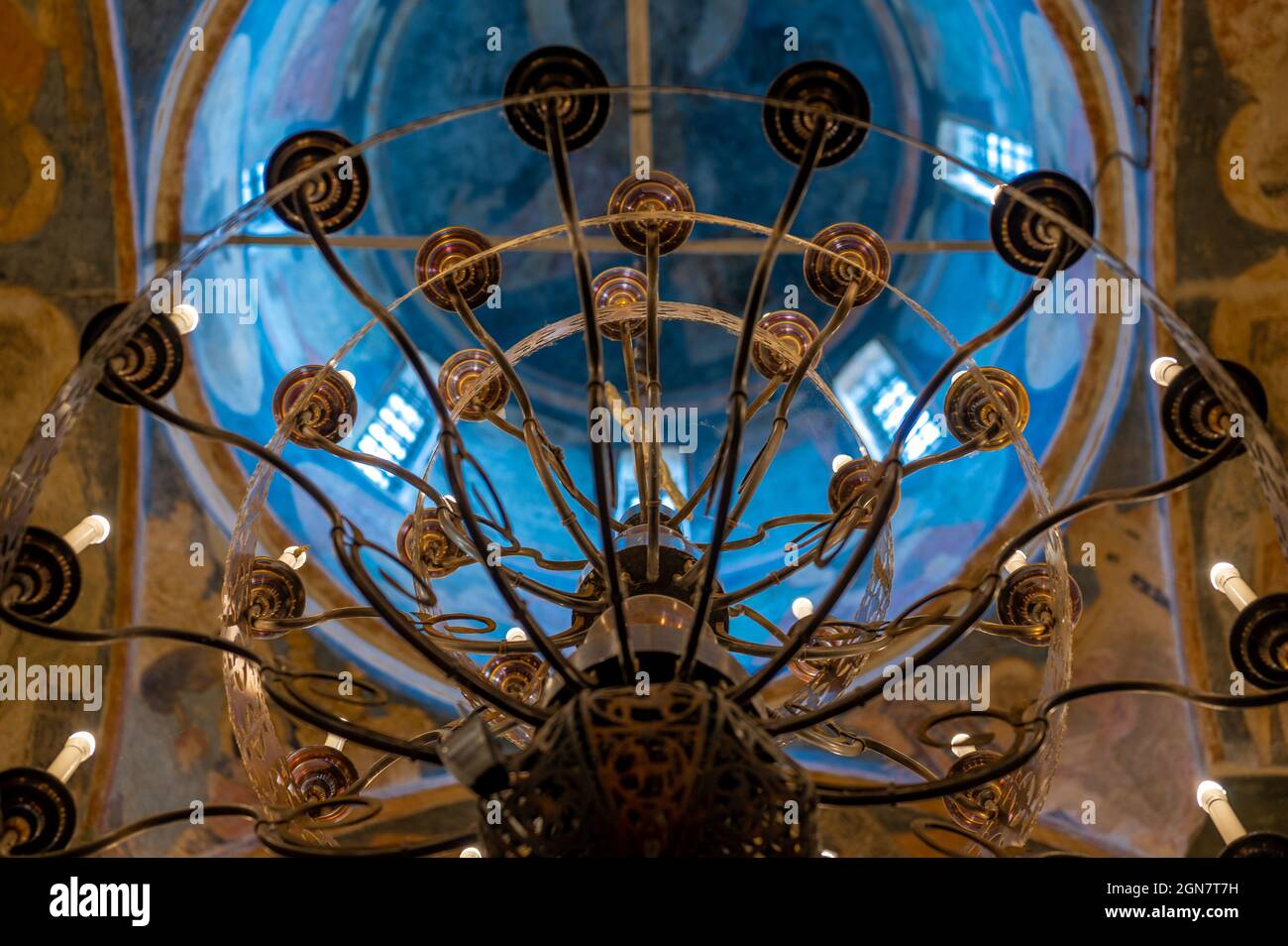 décor abstrait orange et bleu éléments, lampe en fer forgé, lustre. éléments décoratifs dans le temple Banque D'Images