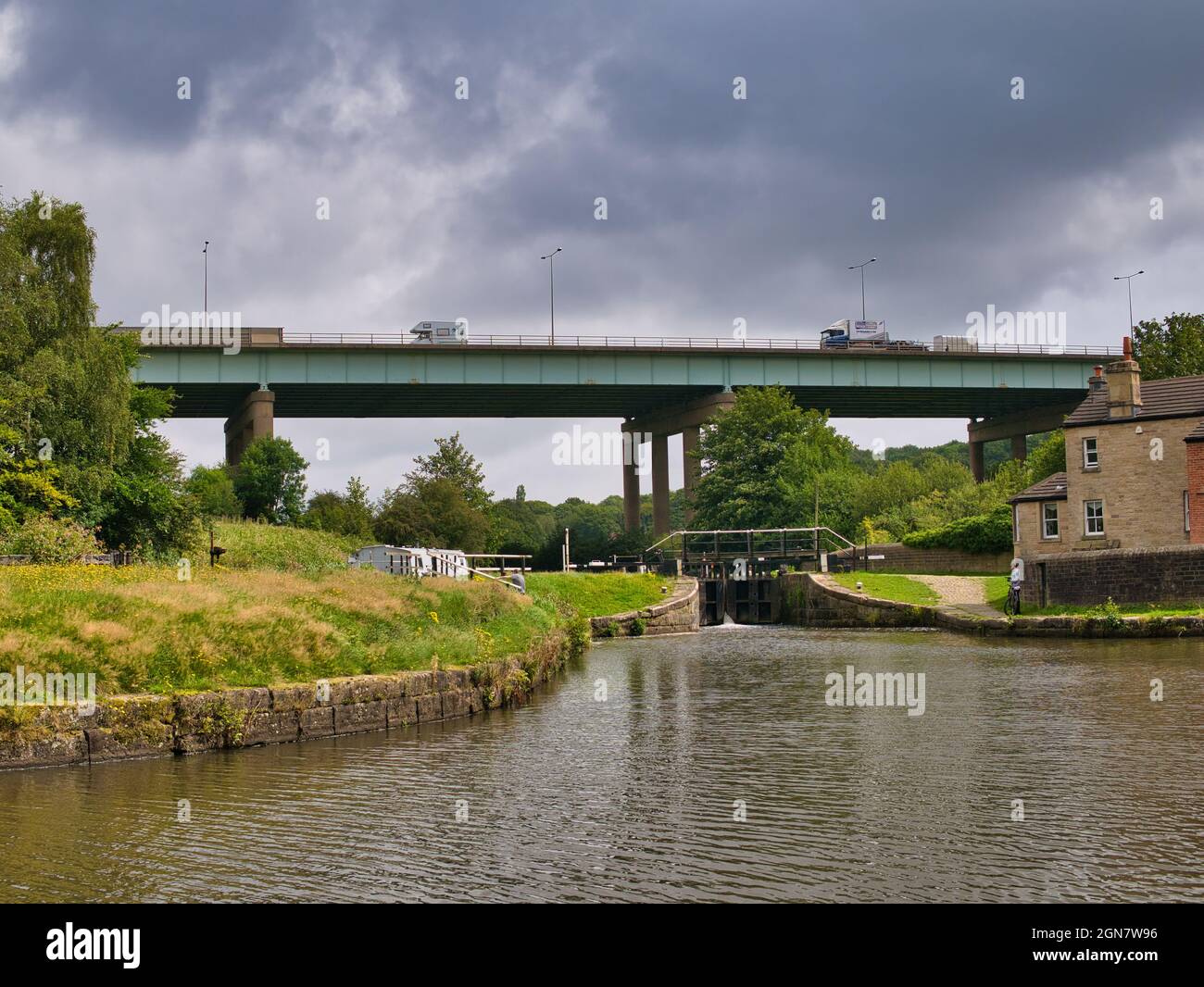 Les véhicules sur l'autoroute M6 traversent le canal Leeds Liverpool au viaduc de Gathurst, au-dessus de la vallée Douglas à Lancashire, au Royaume-Uni. Au premier plan se trouvent D Banque D'Images